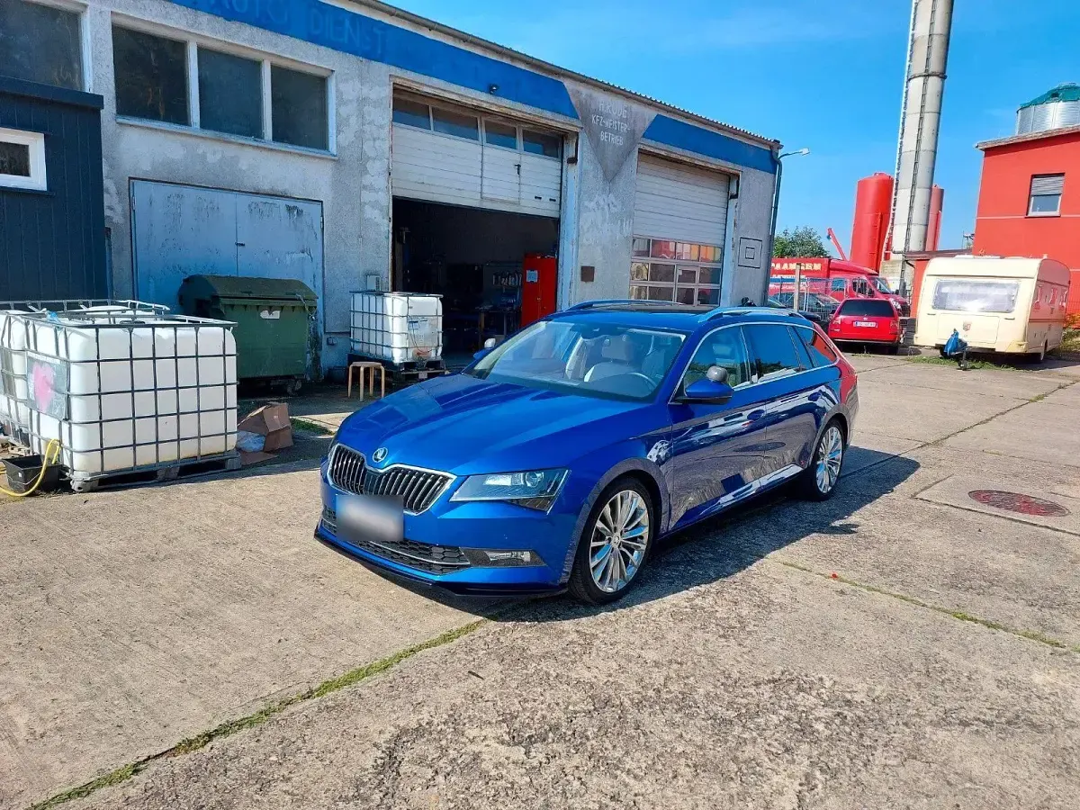 Gebraucht Skoda Superb LAURIN & KLEMENT 190 PS (139 kW) 2017 Blau Kombi