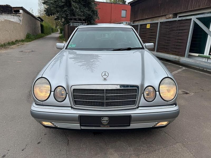 Usata Mercedes E240 Elegance 170 CV (125 kW) 1998 Argento Berlina