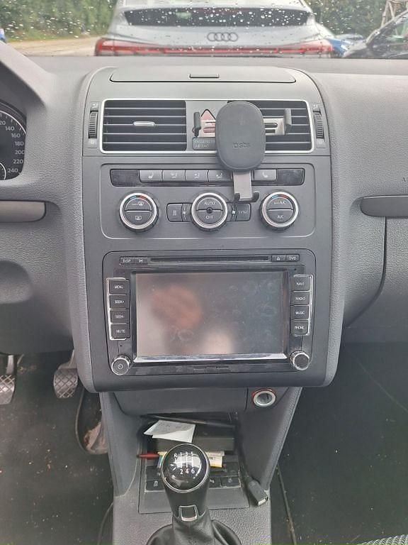 Grau Gebraucht 2014 VW Touran Comfortline Van / Kleinbus | 6.450 € (Fairer Preis) - Bild 1/4