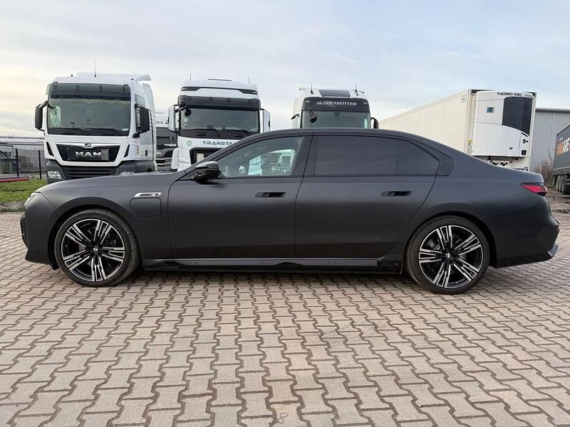 Gebraucht BMW M760e 381 PS (280 kW) 2024 Grau Limousine