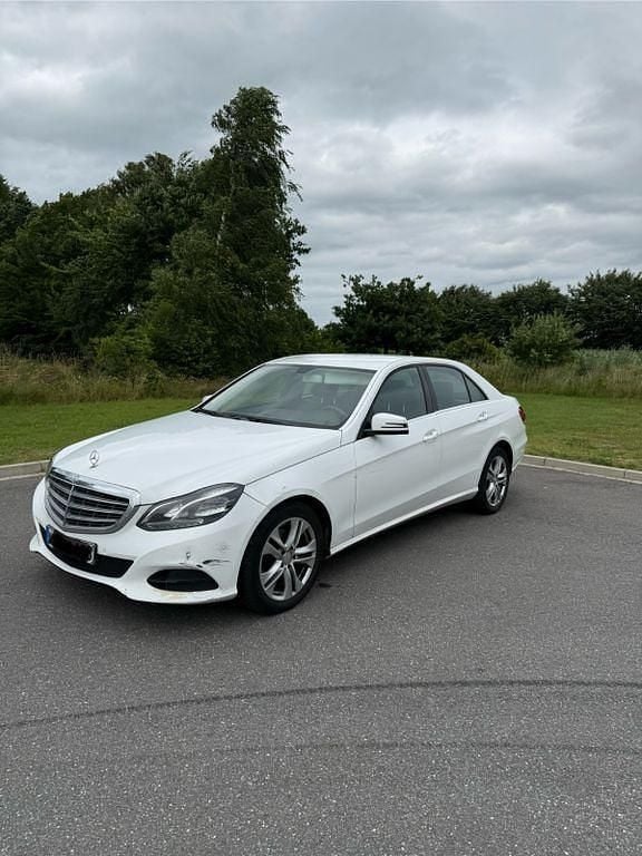 Weiß Gebraucht 2015 Mercedes E200 Limousine | 6.399 € (Superpreis) - Bild 1/4