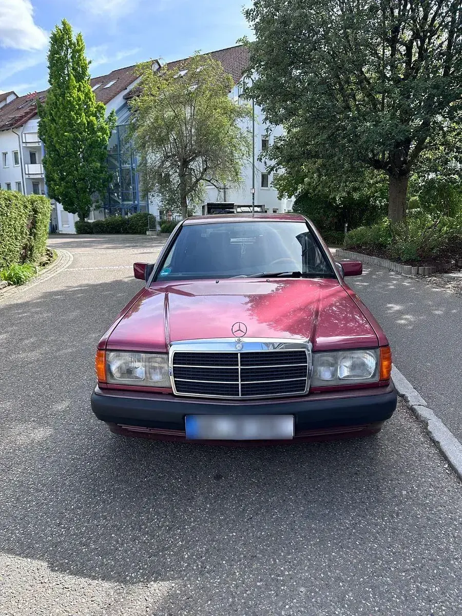 Używany Mercedes 190 122 KM (89 kW) 1990 Czerwony Sedan/Limuzyna