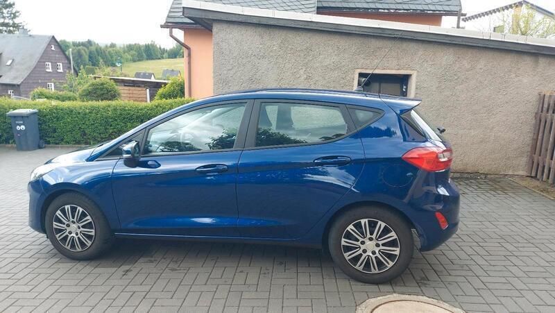 Blau Gebraucht 2017 Ford Fiesta Kleinwagen | 10.900 € (Fairer Preis) - Bild 1/4