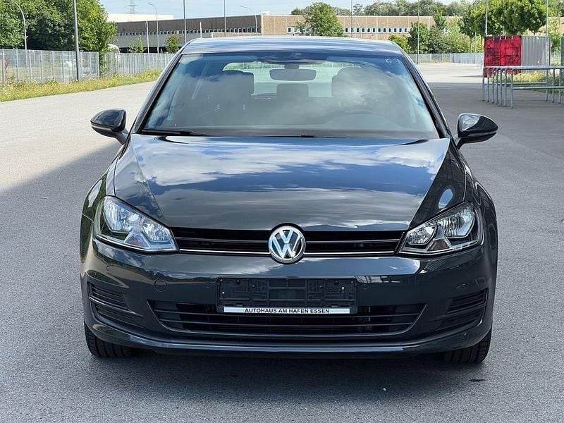 Grau Gebraucht 2017 VW Golf VII Trendline Limousine | 9.850 € (Superpreis) - Bild 1/4
