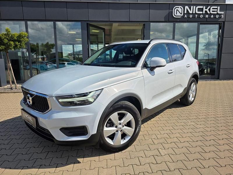 Weiß Gebraucht 2022 Volvo XC40 Momentum SUV | 29.999 € (Fairer Preis) - Bild 1/4