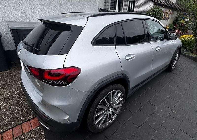 Silber Gebraucht 2022 Mercedes GLA180 AMG line SUV | 29.500 € (Superpreis) - Bild 1/4