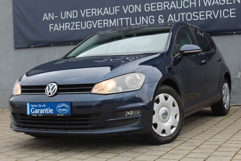 Blau Gebraucht 2013 VW Golf VII Trendline Limousine | 6.190 € (Teuer) - Bild 1/4