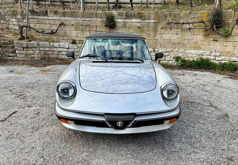 Gebraucht Alfa Romeo Spider 126 PS (92 kW) 1984 Silber Cabrio