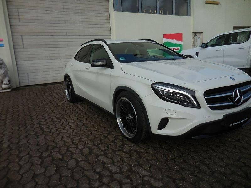 Gebraucht Mercedes GLA180 122 PS (89 kW) 2015 Weiß SUV