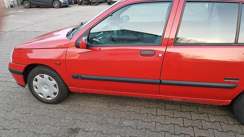 Gebraucht Renault Clio LIMITED 75 PS (55 kW) 1997 Rot Kleinwagen