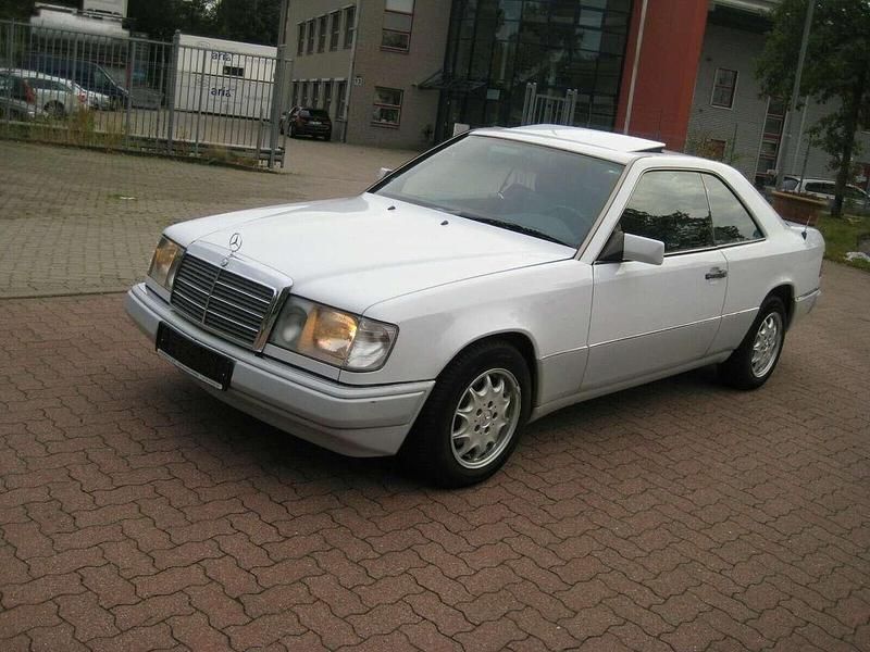 Weiß Gebraucht 1990 Mercedes 230 Coupé | 7.799 € - Bild 1/4