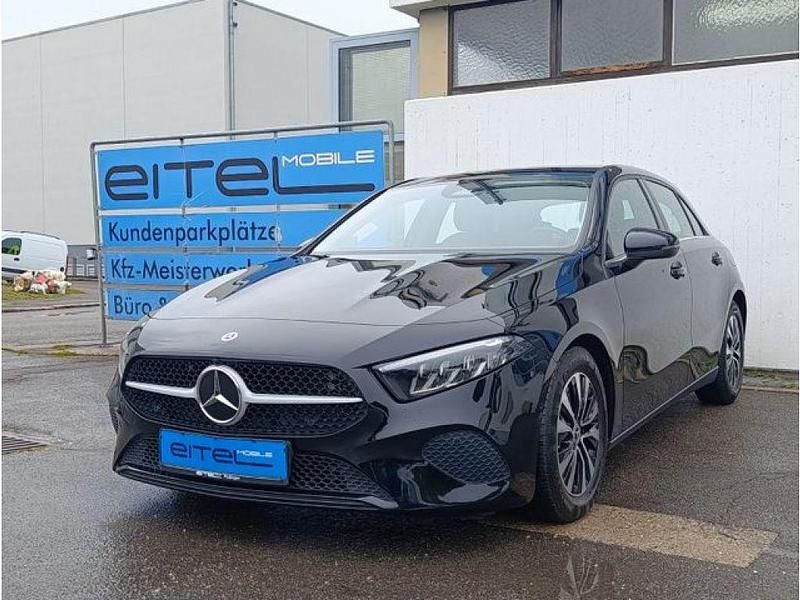Nachtschwarz Gebraucht 2023 Mercedes A180 Kleinwagen | 25.990 € (Fairer Preis) - Bild 1/4