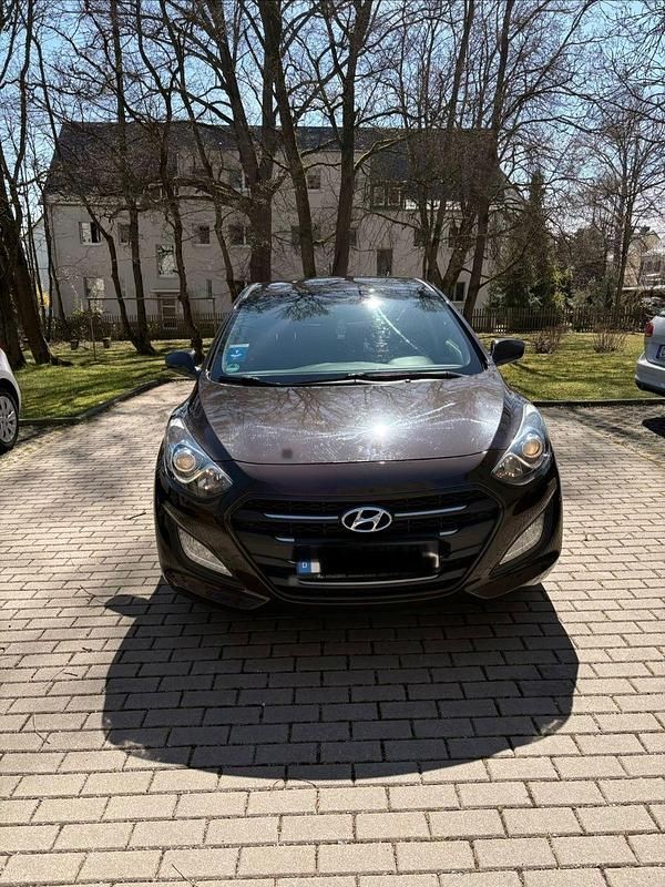 Gebraucht Hyundai i30 Classic 101 PS (74 kW) 2017 Braun Limousine