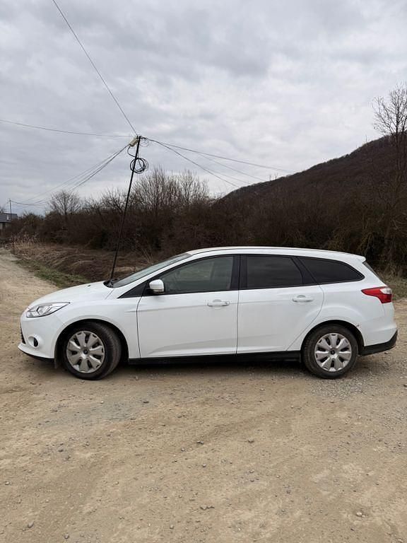 Używany Ford Focus Titanium 105 KM (77 kW) 2014 Biały Sedan/Limuzyna