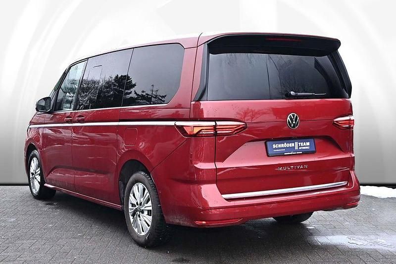 Second-hand VW Multivan Style 150 CP (110 kW) 2024 Roșu Monovolum
