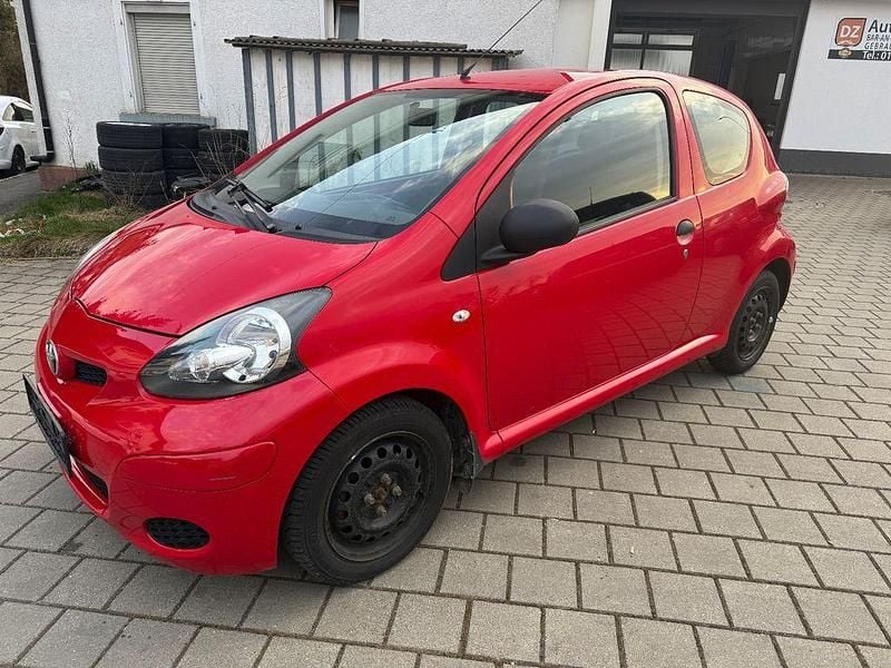 Gebraucht Toyota Aygo Basis 68 PS (50 kW) 2010 Rot Kleinwagen