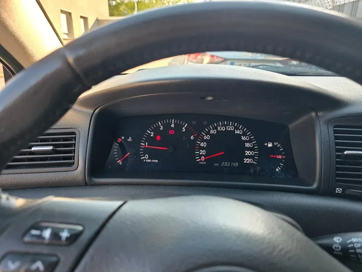 Używany Toyota Corolla 90 KM (66 kW) 2006 Srebrny Sedan/Limuzyna