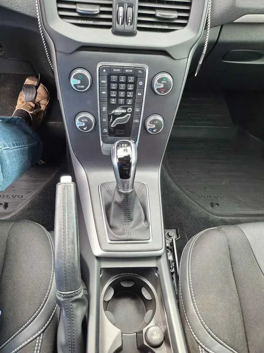 Gebraucht Volvo V40 120 PS (88 kW) 2018 Silber Limousine