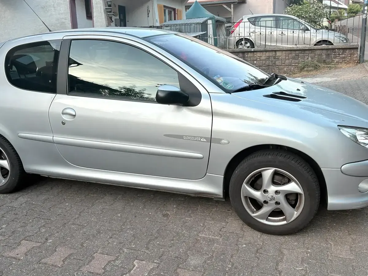 Gebraucht Peugeot 206 109 PS (80 kW) 2004 Silber Kleinwagen