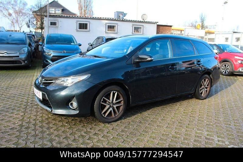 Grau Gebraucht 2015 Toyota Auris Basis Limousine | 6.000 € (Fairer Preis) - Bild 1/4