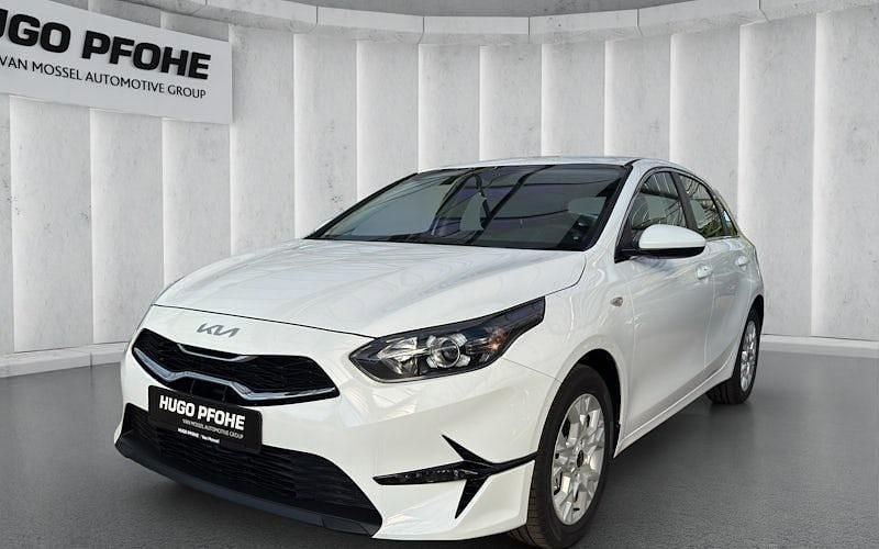 Weiß Neu 2025 Kia Ceed Vision Limousine | 22.390 € (Fairer Preis) - Bild 1/4