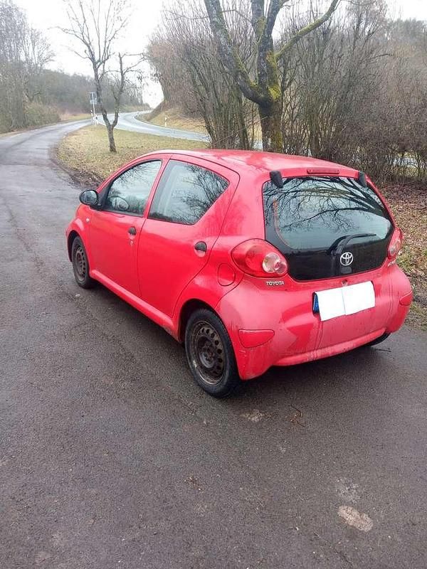 Gebraucht Toyota Aygo 68 PS (50 kW) 2006 Rot Kleinwagen