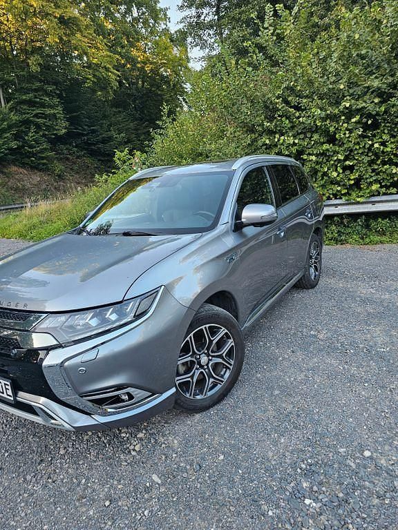 Silber Gebraucht 2019 Mitsubishi Outlander P-HEV Top SUV | 18.800 € (Guter Preis) - Bild 1/4