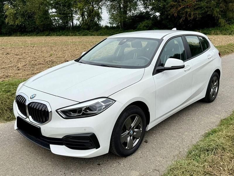 Weiß Gebraucht 2021 BMW 118 Advantage Kleinwagen | 19.990 € (Guter Preis) - Bild 1/4