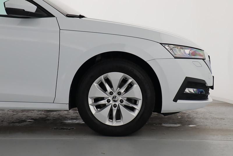 Gebraucht Skoda Octavia Ambition 116 PS (85 kW) 2022 Moonweiss metallic Kombi