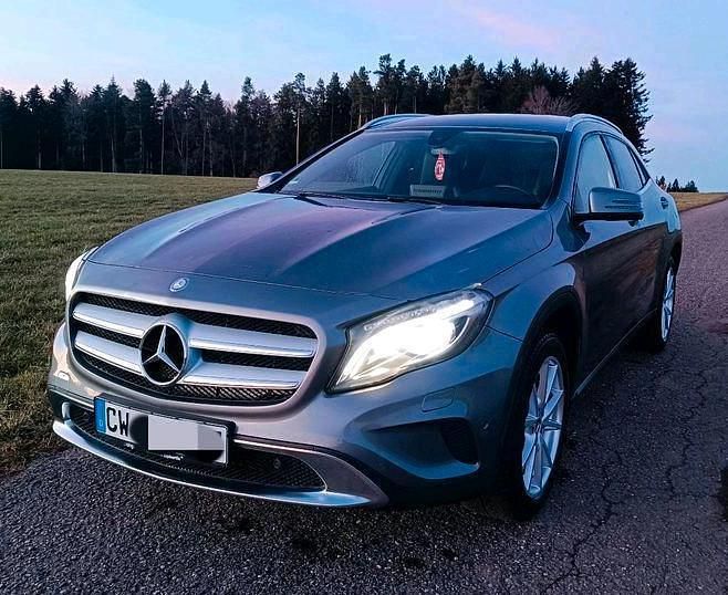 Grau Gebraucht 2016 Mercedes GLA200 AMG line SUV | 16.000 € (Fairer Preis) - Bild 1/4