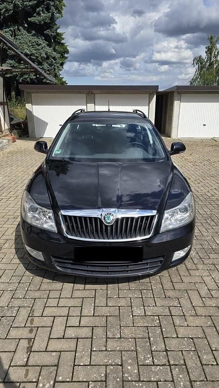 Schwarz Gebraucht 2011 Skoda Octavia Kombi | 4.100 € (Superpreis) - Bild 1/4