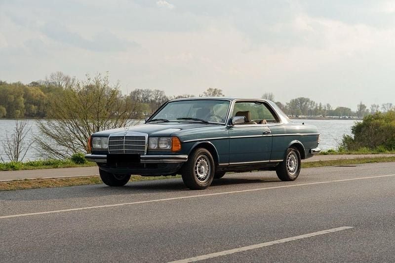 Blau Gebraucht 1983 Mercedes 230 Coupé | 16.500 € - Bild 1/4