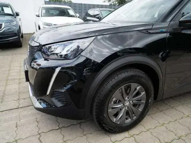 Gebraucht Peugeot e-2008 Active 100 kW (136 PS) 2022 Schwarz SUV