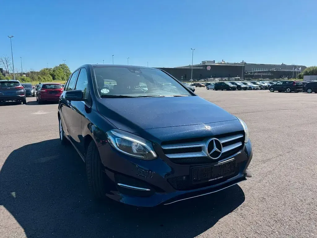 Gebraucht Mercedes 180 109 PS (80 kW) 2016 Blau Limousine
