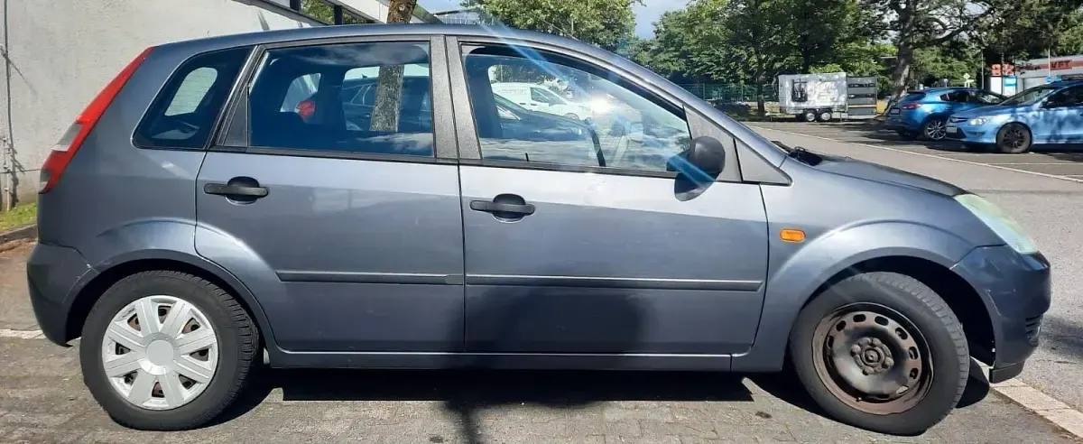 Gebraucht Ford Fiesta 69 PS (50 kW) 2004 Blau Kleinwagen