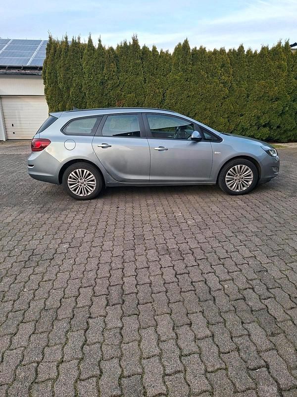 Używany Opel Astra Design Edition 160 KM (117 kW) 2011 Szary Kombi