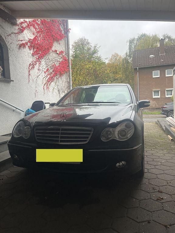 Schwarz Gebraucht 2004 Mercedes C320 Elegance Limousine | 4.000 € (Fairer Preis) - Bild 1/4