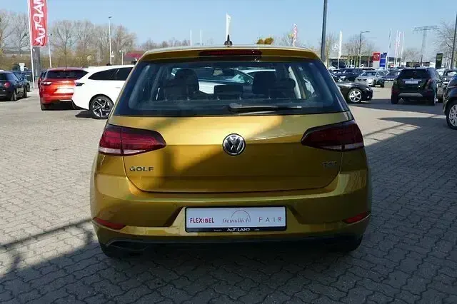 Gebraucht VW Golf VII Trendline 110 PS (80 kW) 2017 Gold Kleinwagen