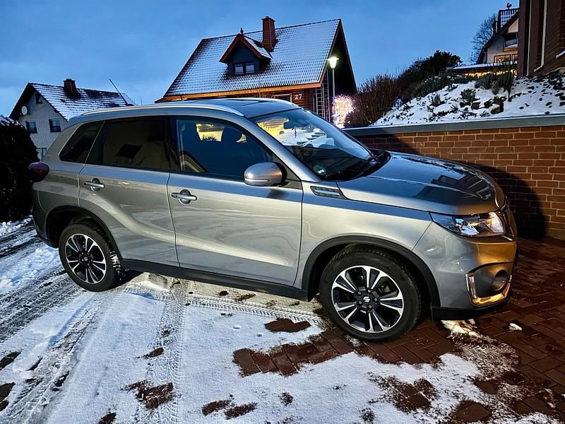 Grau Gebraucht 2020 Suzuki Vitara SUV | 23.500 € - Bild 1/4