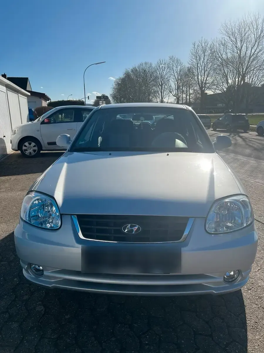 Second-hand Hyundai Accent 86 CP (63 kW) 2004 Argintiu Berlinǎ