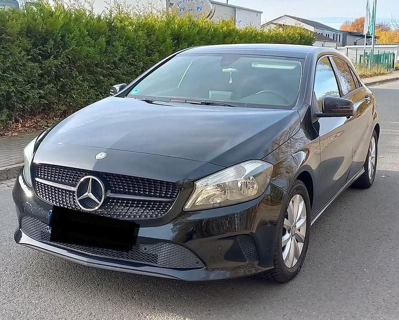Gebraucht Mercedes A180 Style 122 PS (89 kW) 2016 Schwarz Limousine