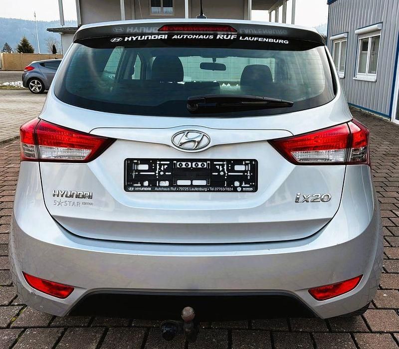 Gebraucht Hyundai ix20 Edition 90 PS (66 kW) 2012 Silber Kleinwagen