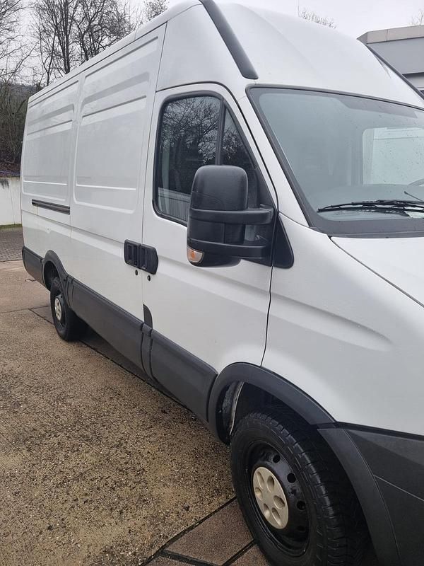 Second-hand Iveco Daily 116 CP (85 kW) 2011 Alb Monovolum