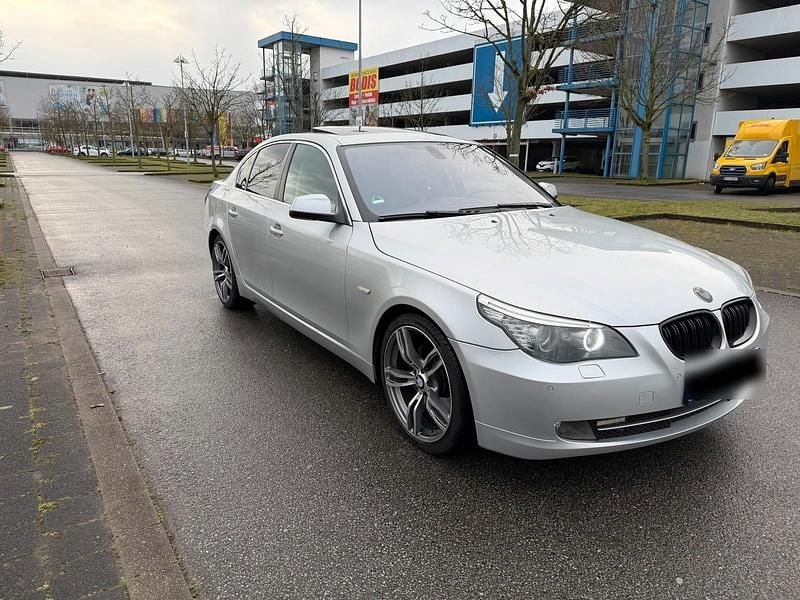 Gebraucht BMW 530 235 PS (172 kW) 2009 Silber Limousine
