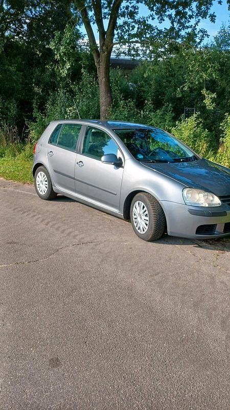 Grau Gebraucht 2005 VW Golf V Limousine | 2.200 € (Etwas zu teuer) - Bild 1/4