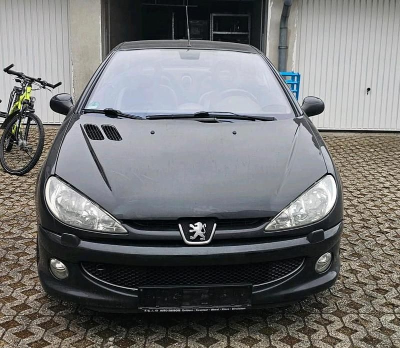 Schwarz Gebraucht 2004 Peugeot 206 CC Cabrio | 2.000 € (Etwas zu teuer) - Bild 1/4