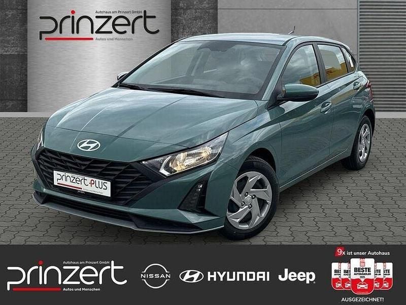 Mangrove green Neu 2025 Hyundai i20 Select Limousine | 18.970 € (Fairer Preis) - Bild 1/3