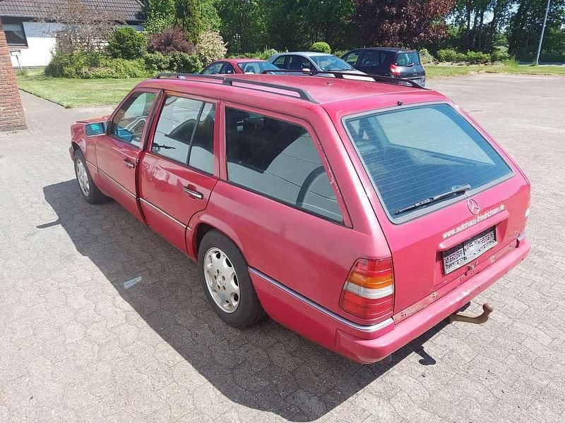 Gebraucht Mercedes 300 136 PS (100 kW) 1991 Rot Kombi