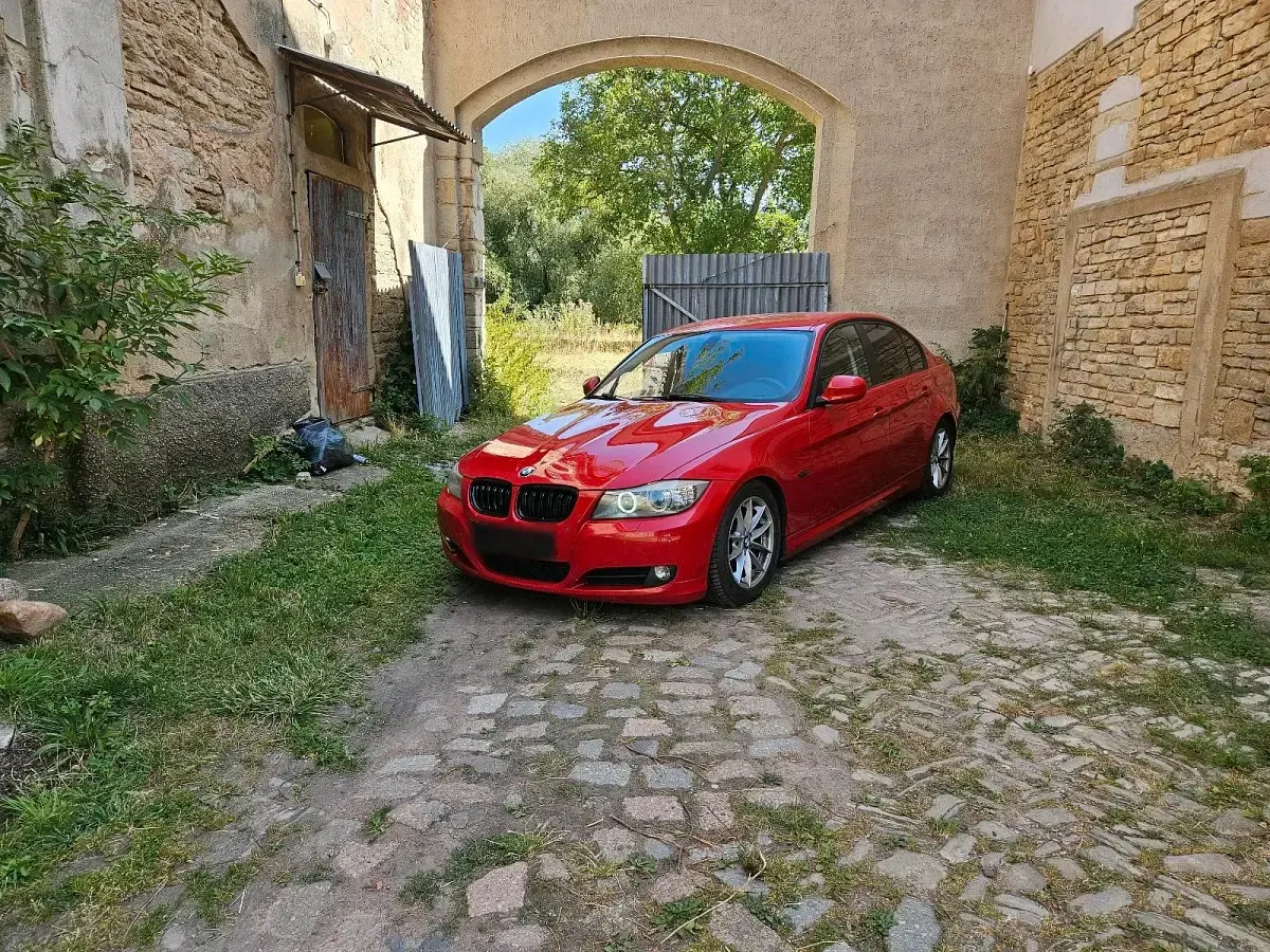 Gebraucht BMW 320 177 PS (130 kW) 2011 Rot Limousine