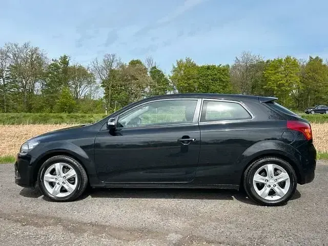 Gebraucht Kia Ceed 125 PS (91 kW) 2011 Schwarz Kleinwagen